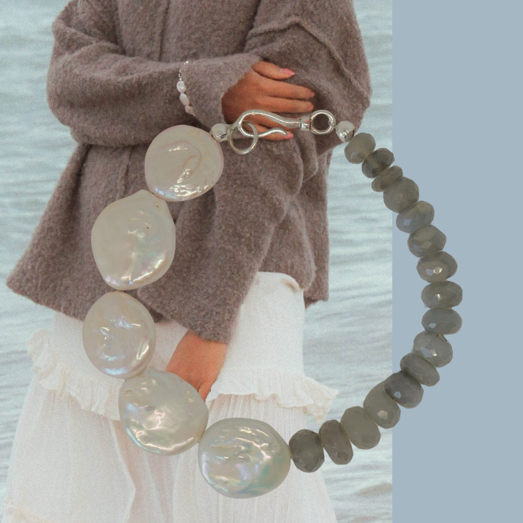 Kōri – Pearl & Grey Moonstone Bracelet